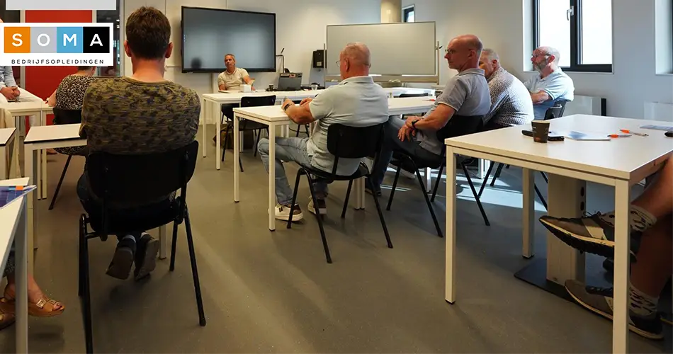 Groep cursisten in een klas bij SOMA Bedrijfsopleidingen